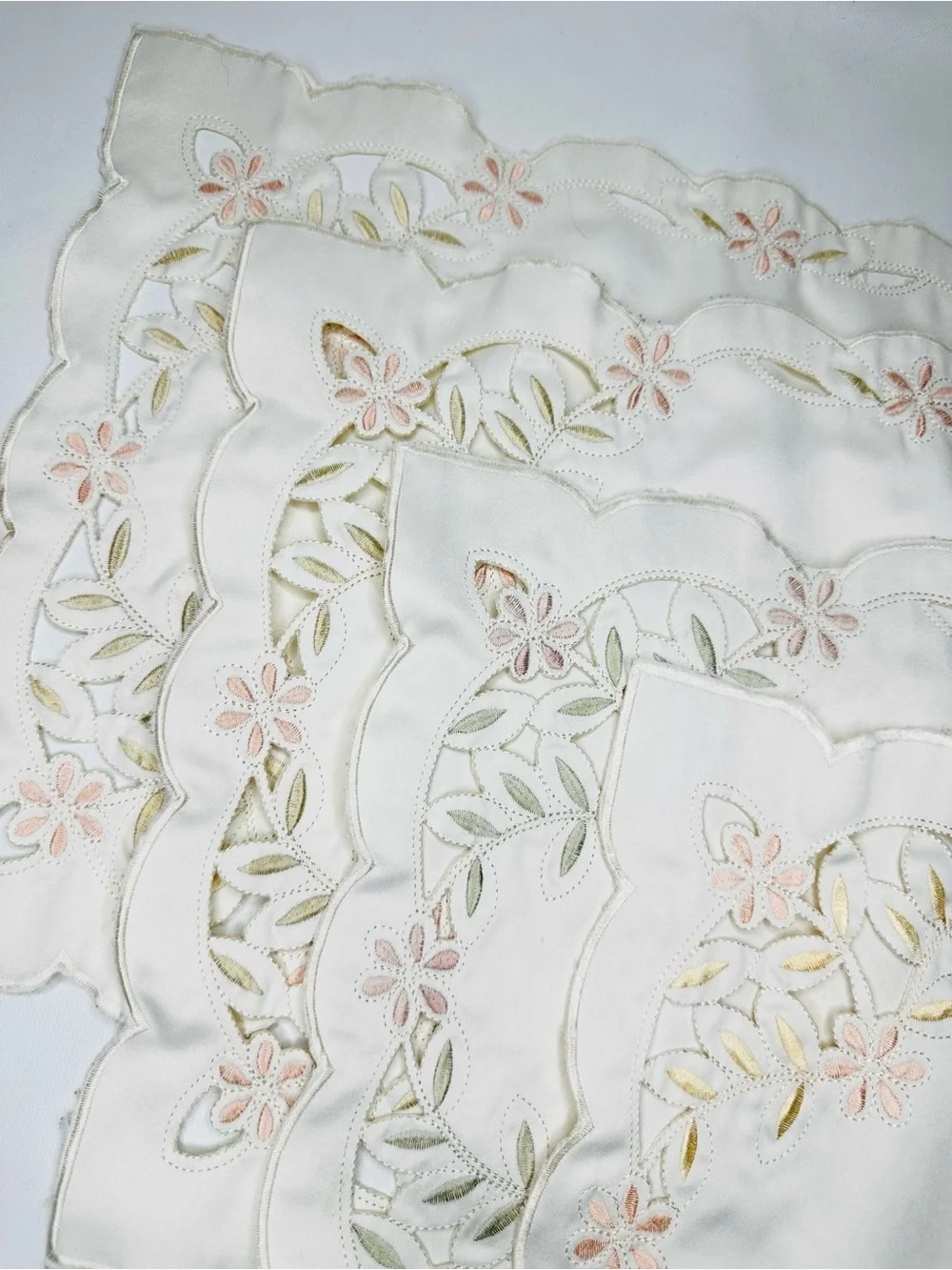 Vintage Set of 4 Embroidered Cutwork Floral Placemats Scalloped Cottagecore